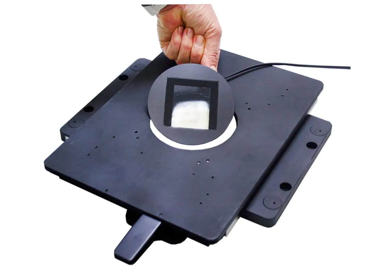 Installation of heating system into stage of an inverted microscope (1)